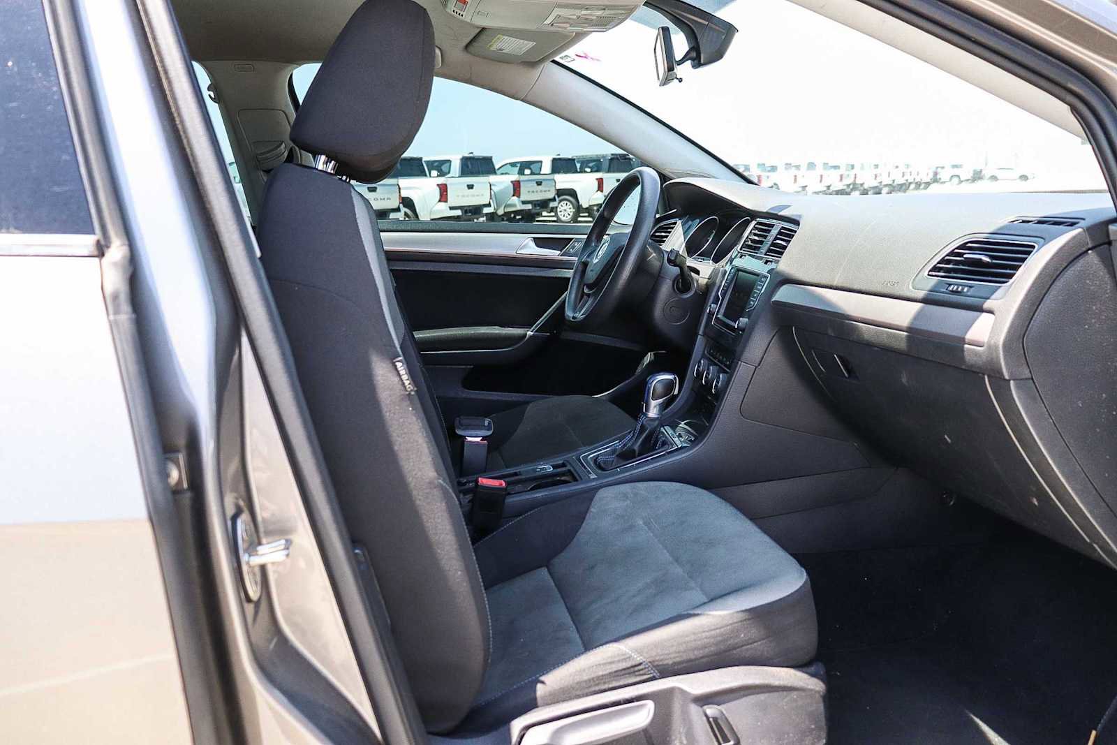 Used 2016 Volkswagen e-Golf SE w/ DC Fast Charging Package FWD image 15