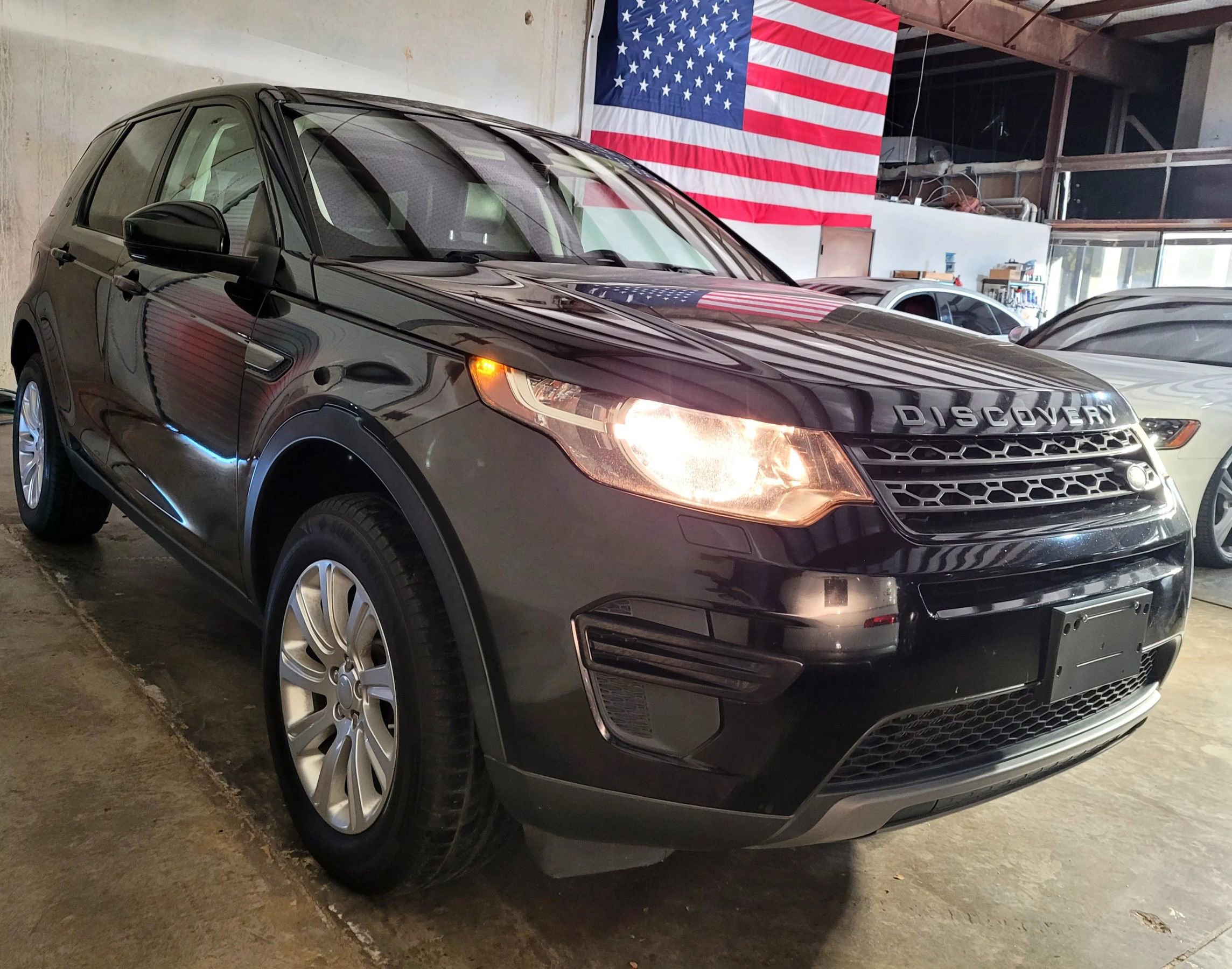 Used 2017 Land Rover Discovery Sport SE image 3