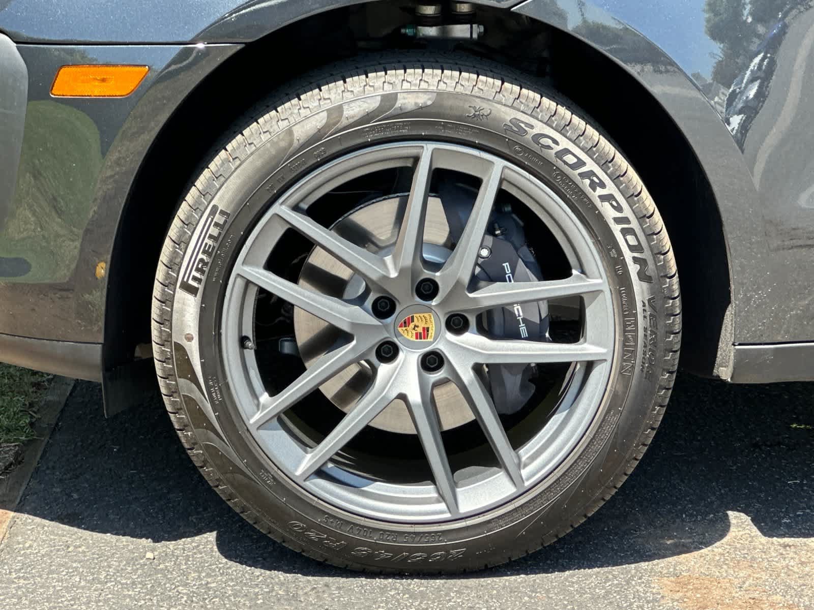 Certified 2025 Porsche Macan AWD/4WD image 31