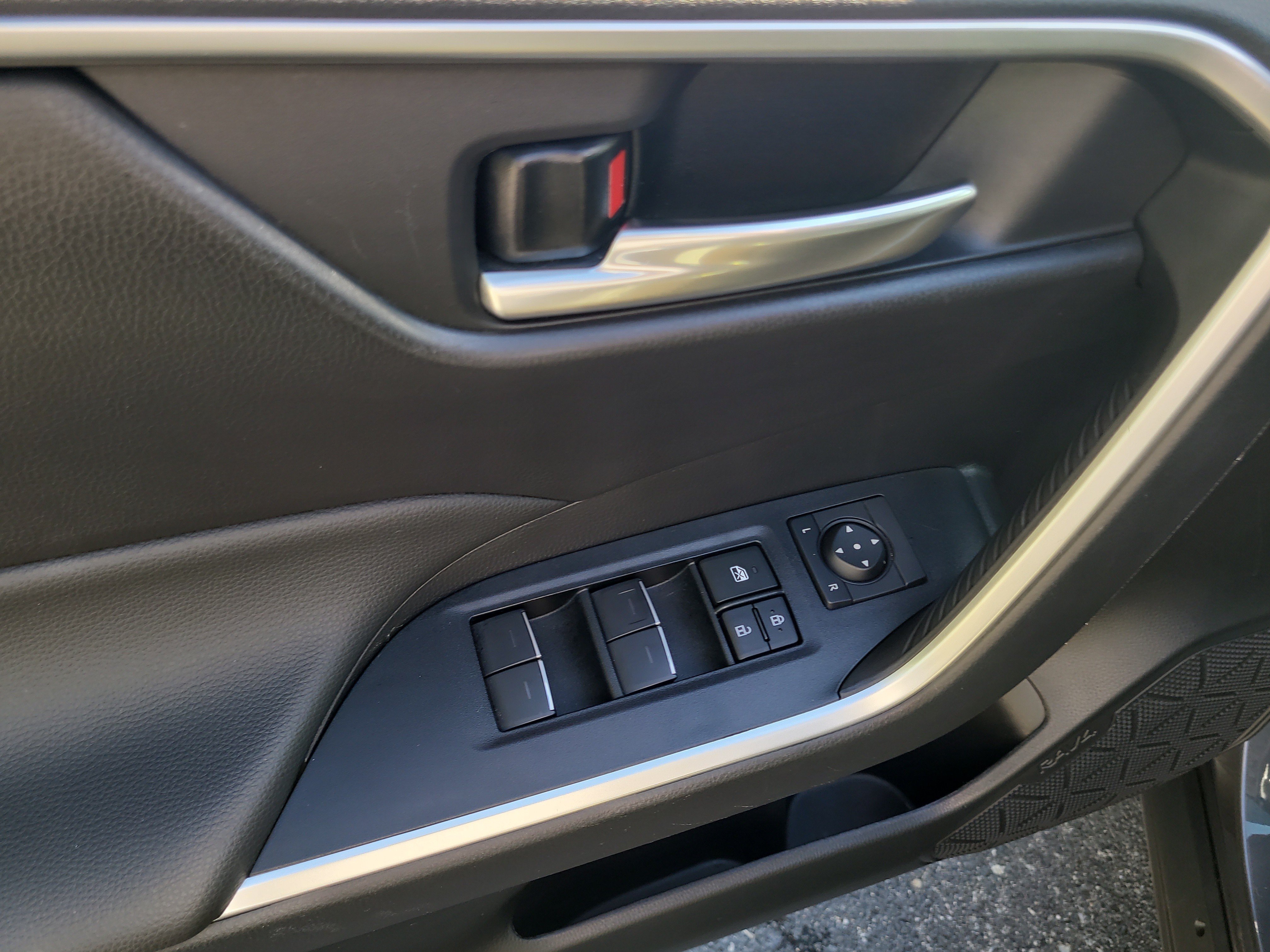 Certified 2025 Toyota RAV4 XLE AWD/4WD image 18