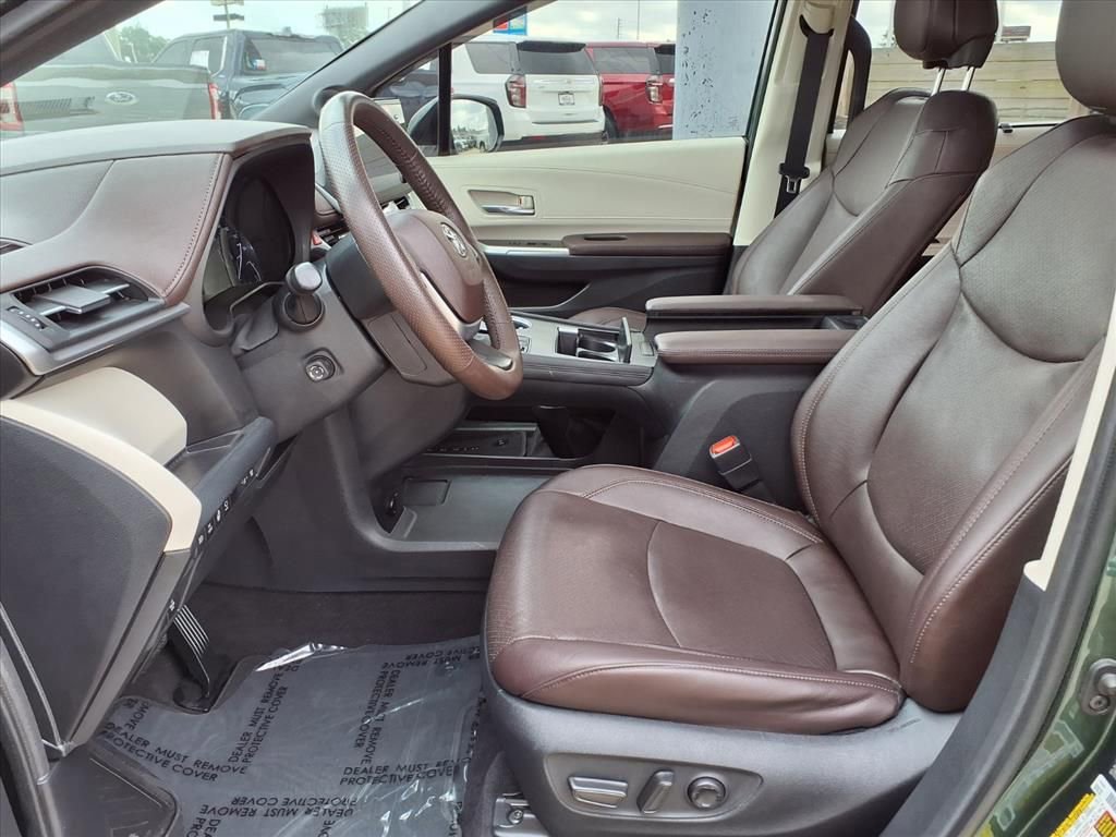 Used 2023 Toyota Sienna Platinum image 18