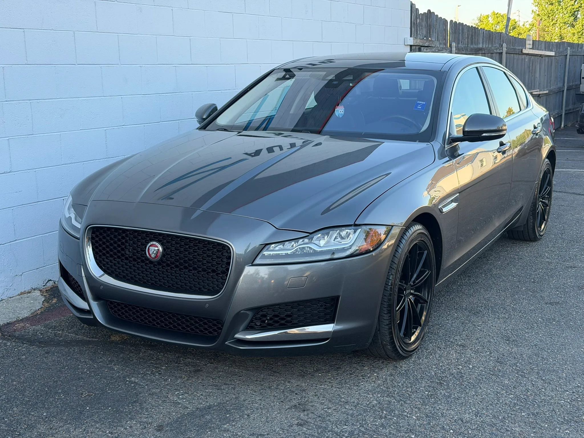 Used 2016 Jaguar XF Premium RWD image 2