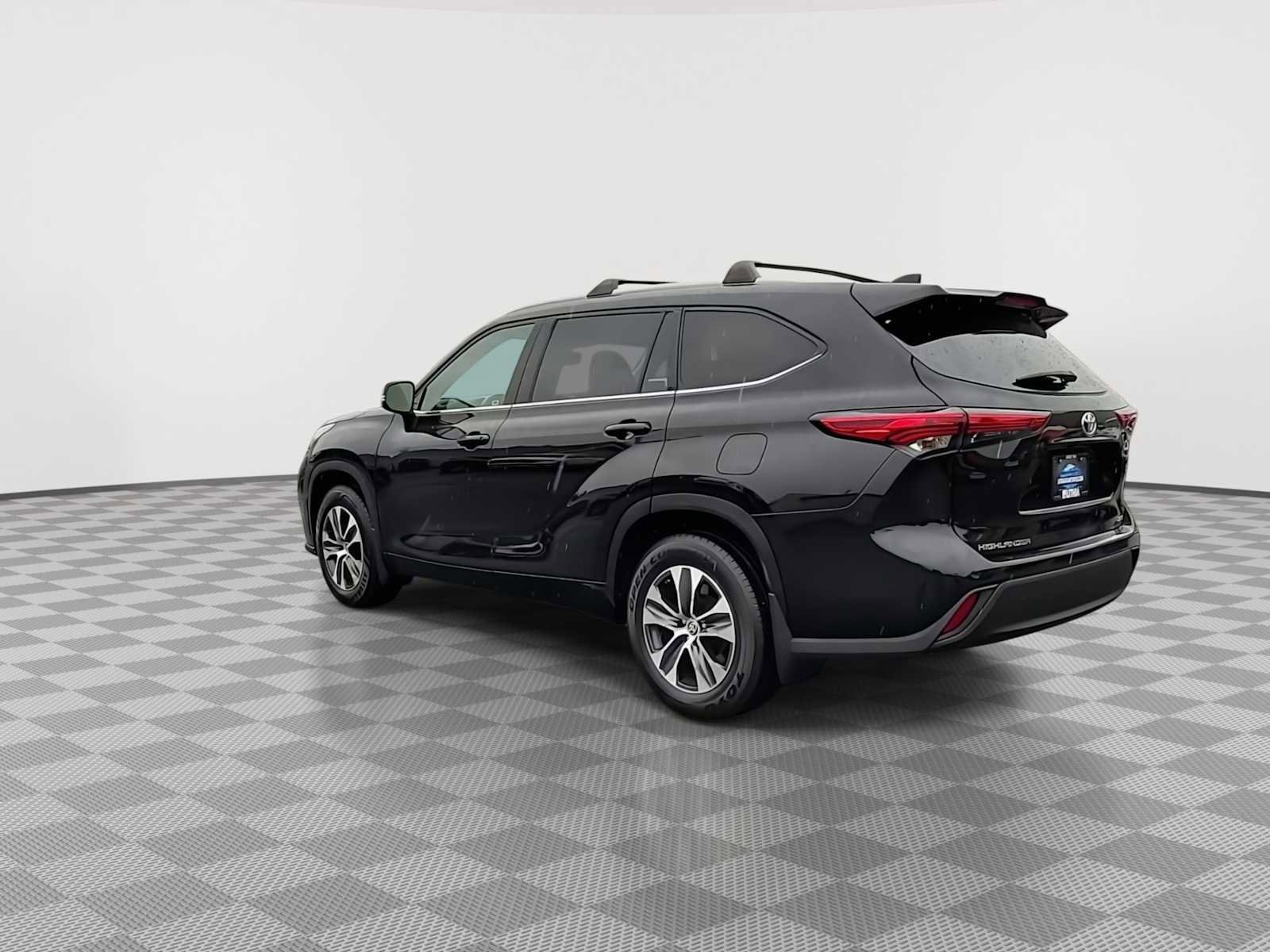 Used 2022 Toyota Highlander XLE image 6