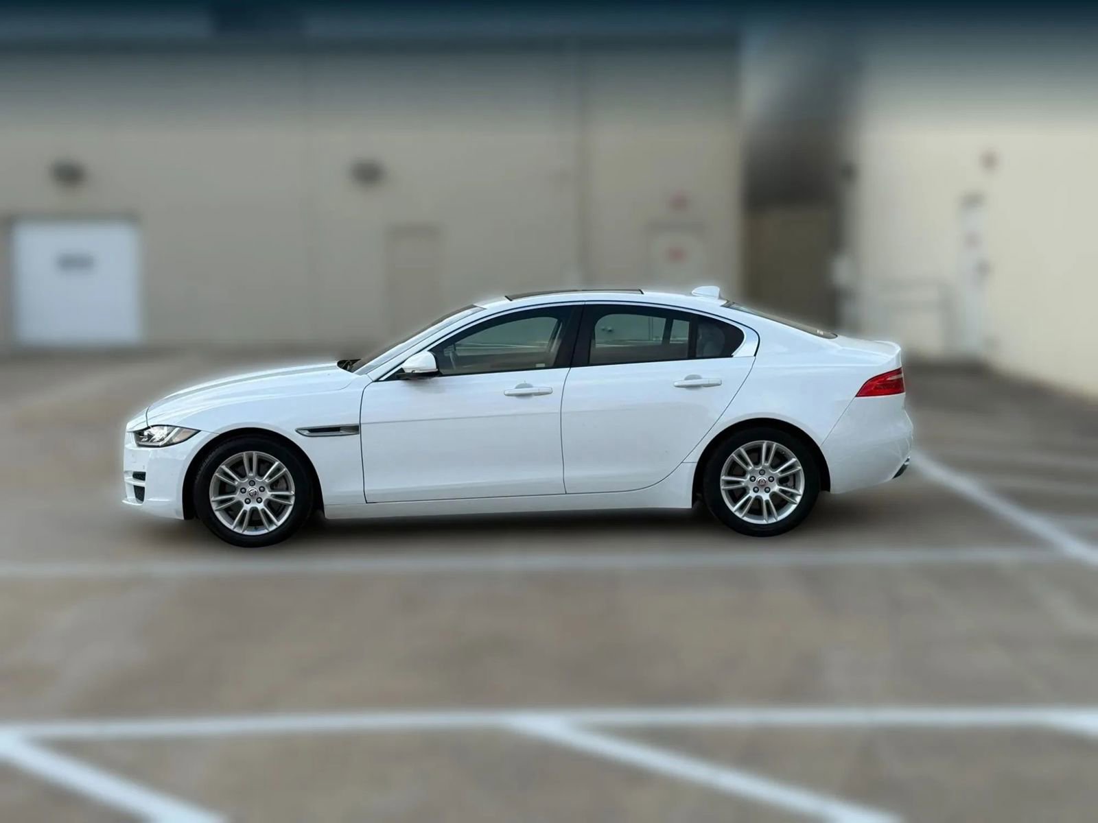 Used 2017 Jaguar XE Premium image 5