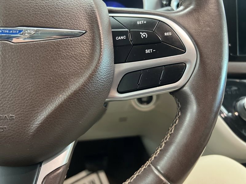 Used 2017 Chrysler Pacifica Touring-L FWD image 24