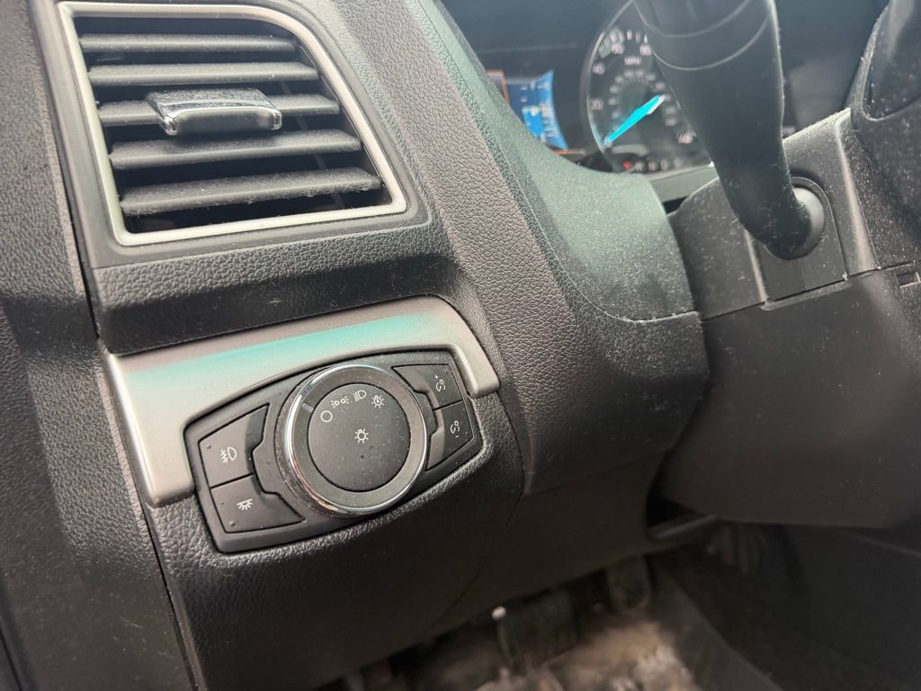 Used 2016 Ford Explorer XLT w/ Equipment Group 202A AWD/4WD image 9