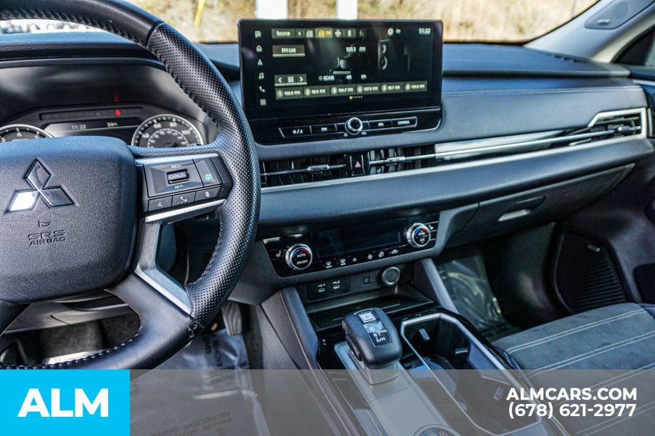 Used 2025 Mitsubishi Outlander SE image 34