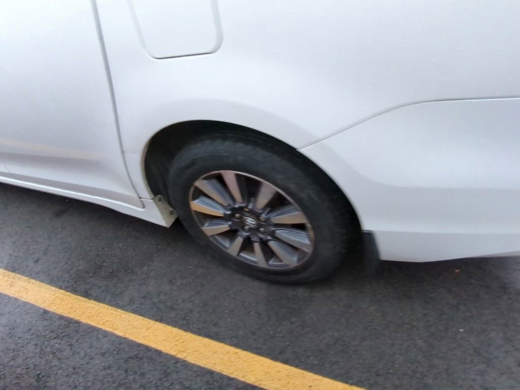 Used 2020 Toyota Sienna LE image 5