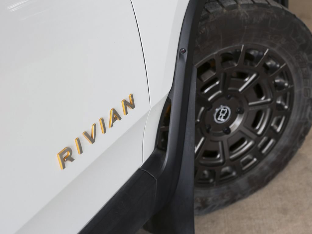 Used 2023 Rivian R1S Adventure image 17