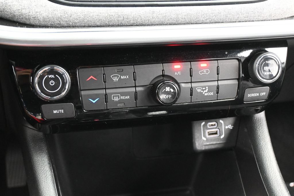 Used 2024 Jeep Compass Latitude AWD/4WD image 19