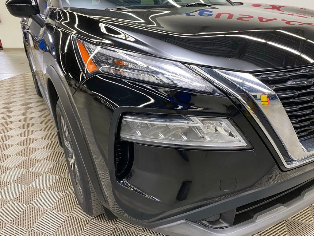 Used 2023 Nissan Rogue SV image 3