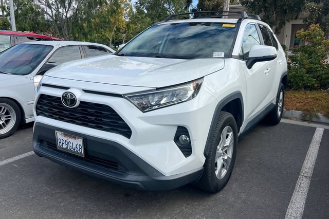 Used 2019 Toyota RAV4 XLE w/ Convenience Package FWD image 2