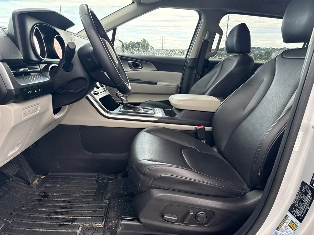 Used 2023 Kia Carnival LX FWD image 6