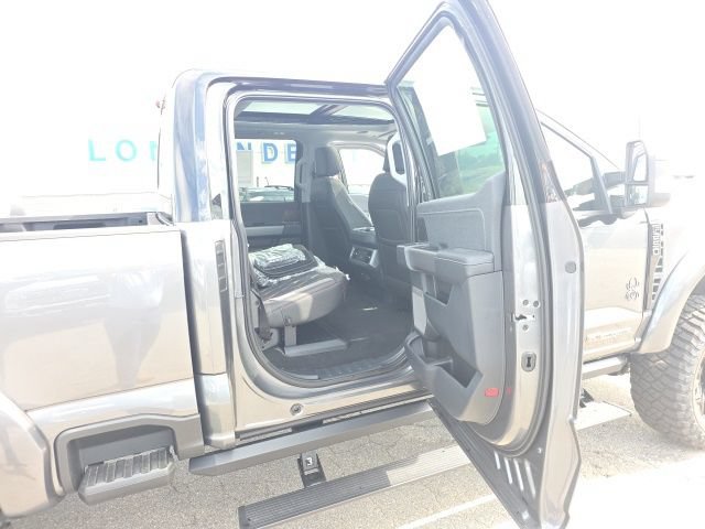 New 2026 Ford F250 Lariat w/ Black Appearance Package AWD/4WD image 39