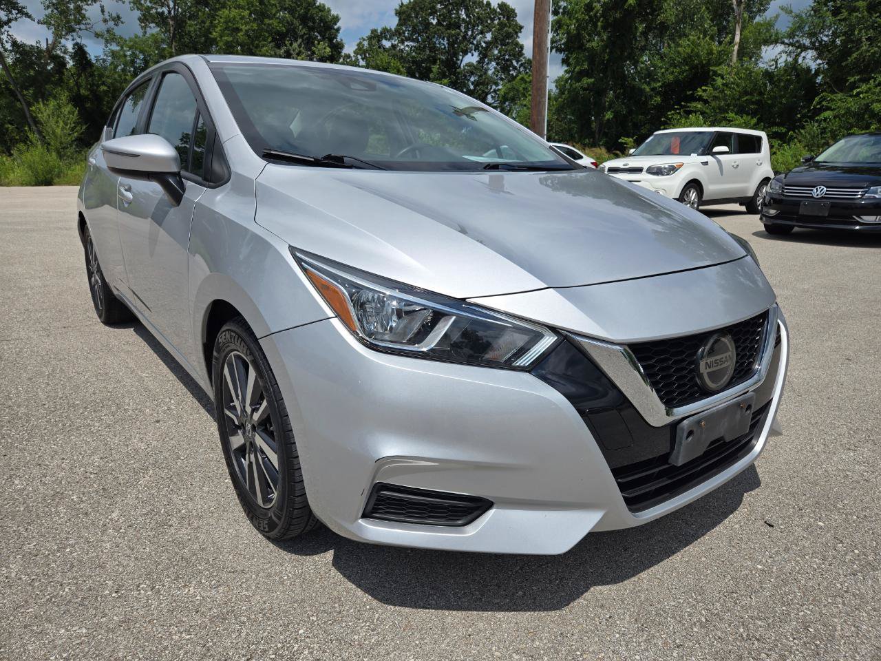 Used 2021 Nissan Versa SV FWD image 3