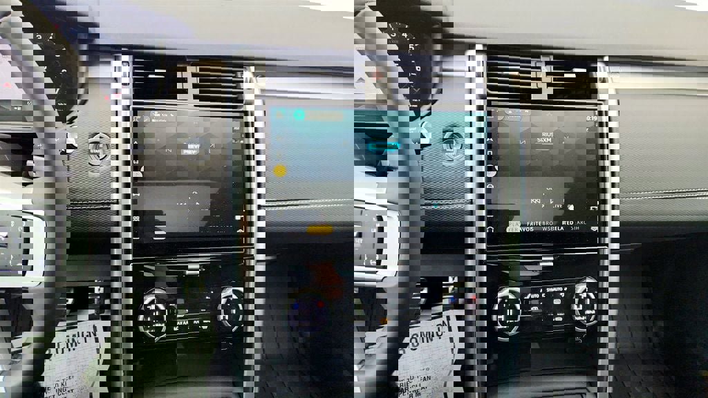 Used 2024 Land Rover Discovery Dynamic SE image 18