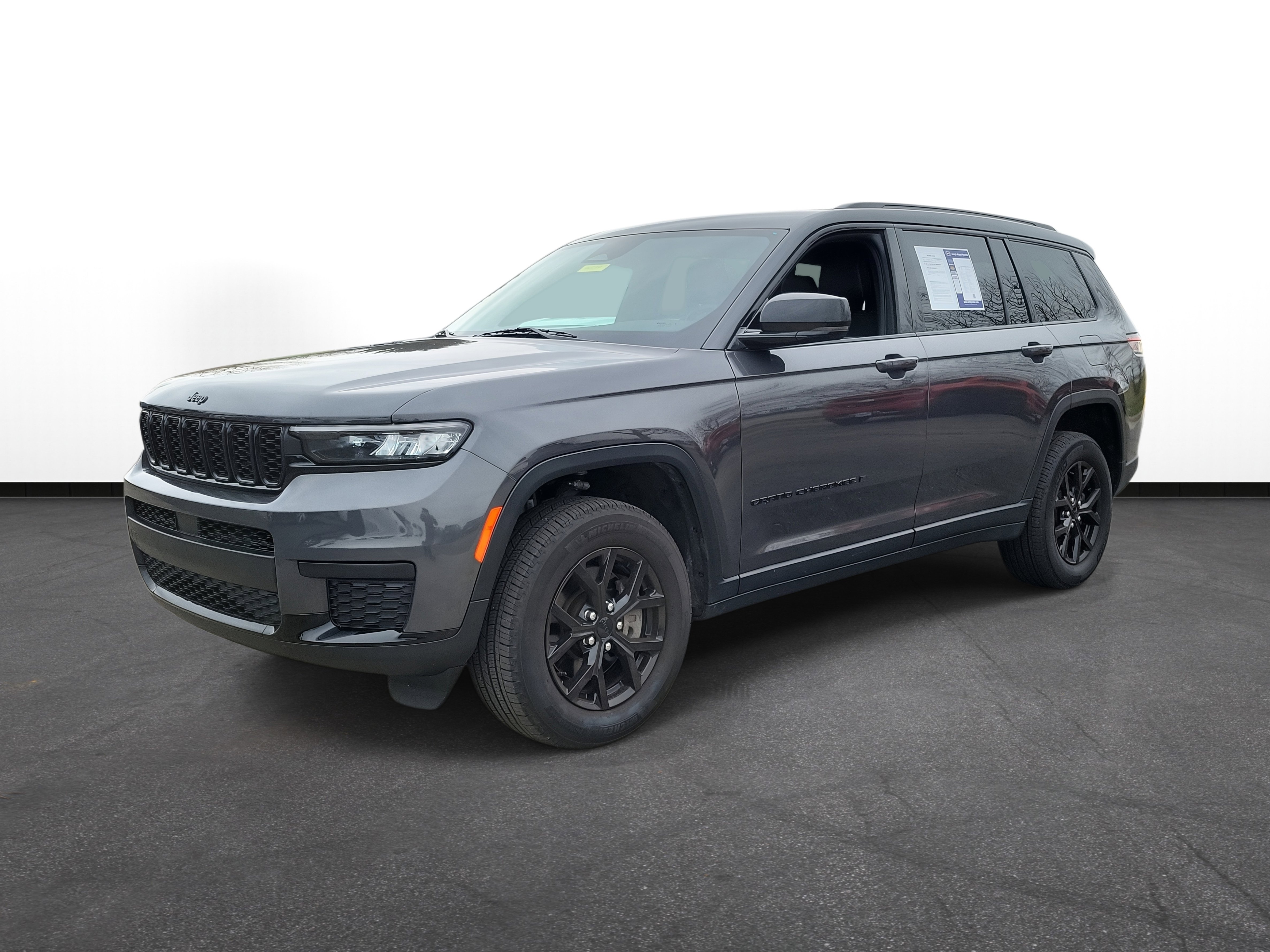 Used 2025 Jeep Grand Cherokee L Laredo image 2