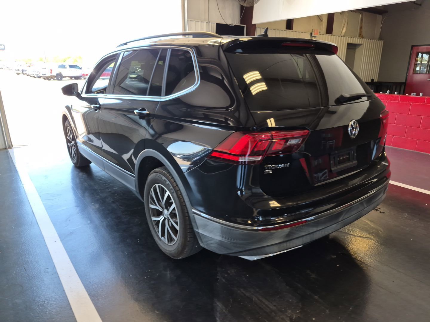 Used 2018 Volkswagen Tiguan SE w/ 3rd Row Seat Package image 8