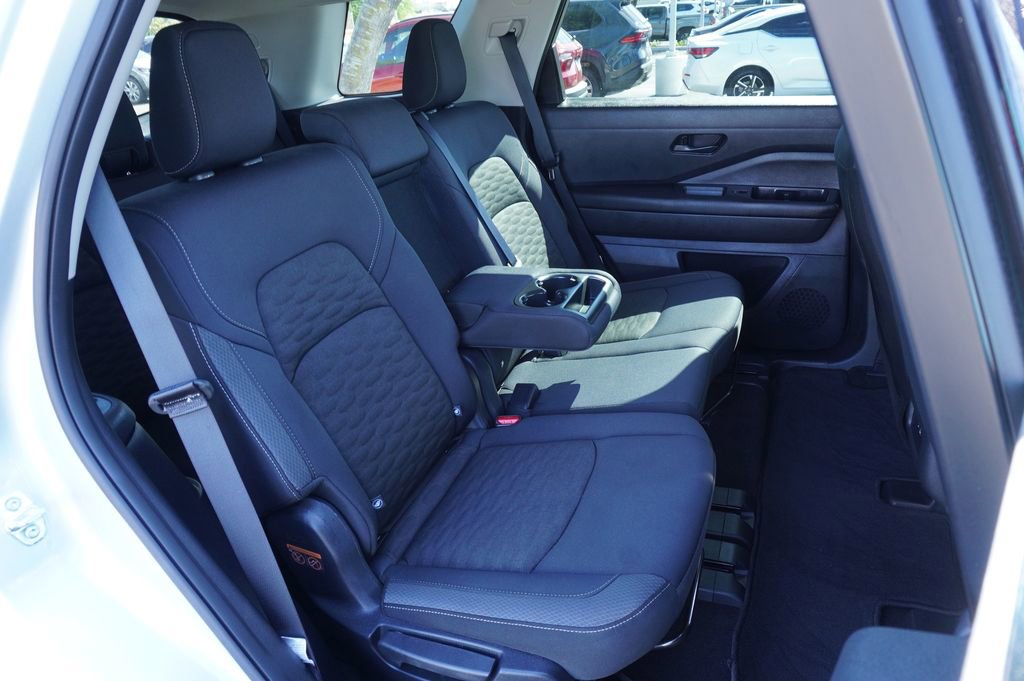 Certified 2025 Nissan Pathfinder SV image 9