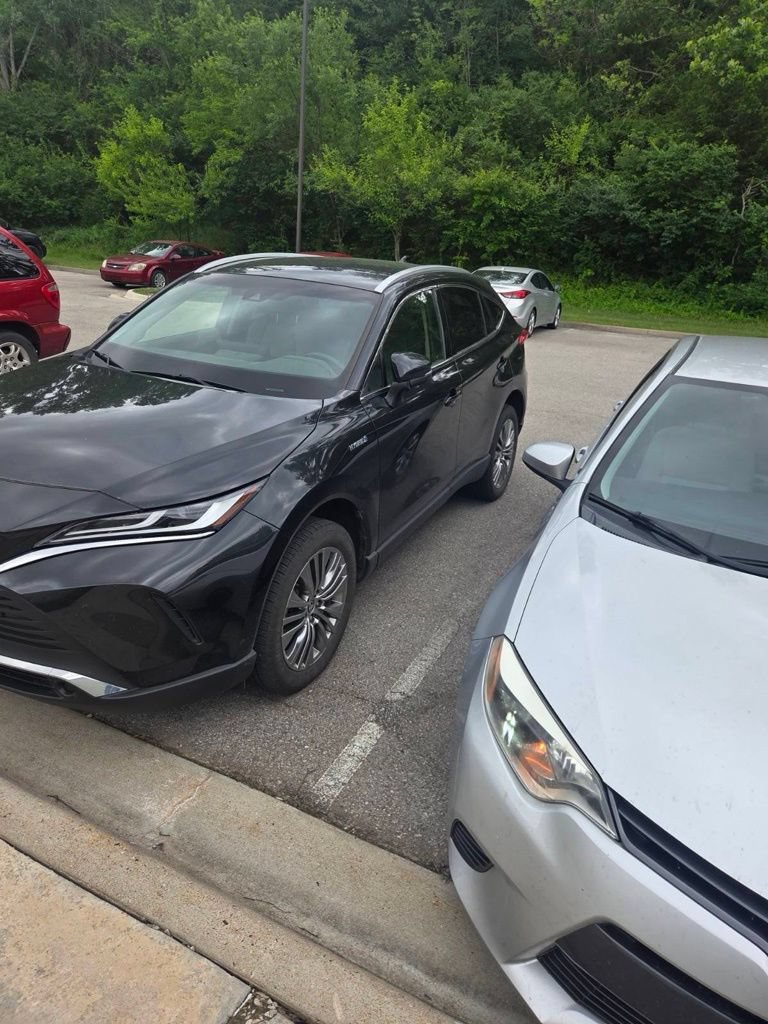 Used 2021 Toyota Venza XLE w/ Softex Package AWD/4WD image 2