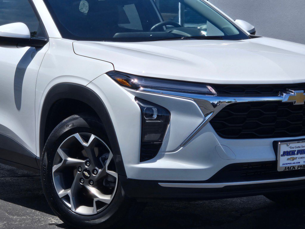 Certified 2025 Chevrolet Trax LT w/ LT Convenience Package FWD image 3
