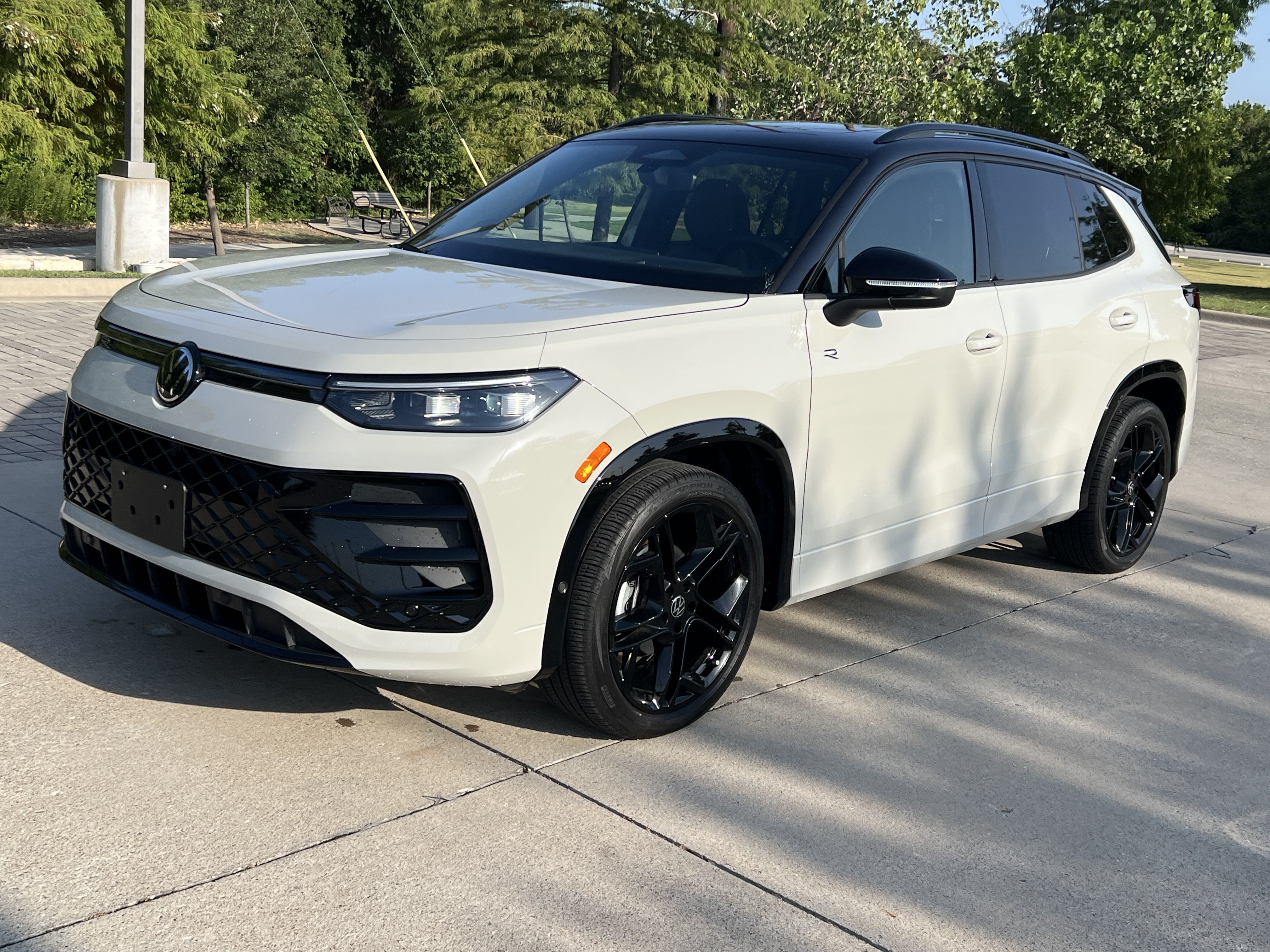 Certified 2026 Volkswagen Tiguan SE R-Line FWD image 4