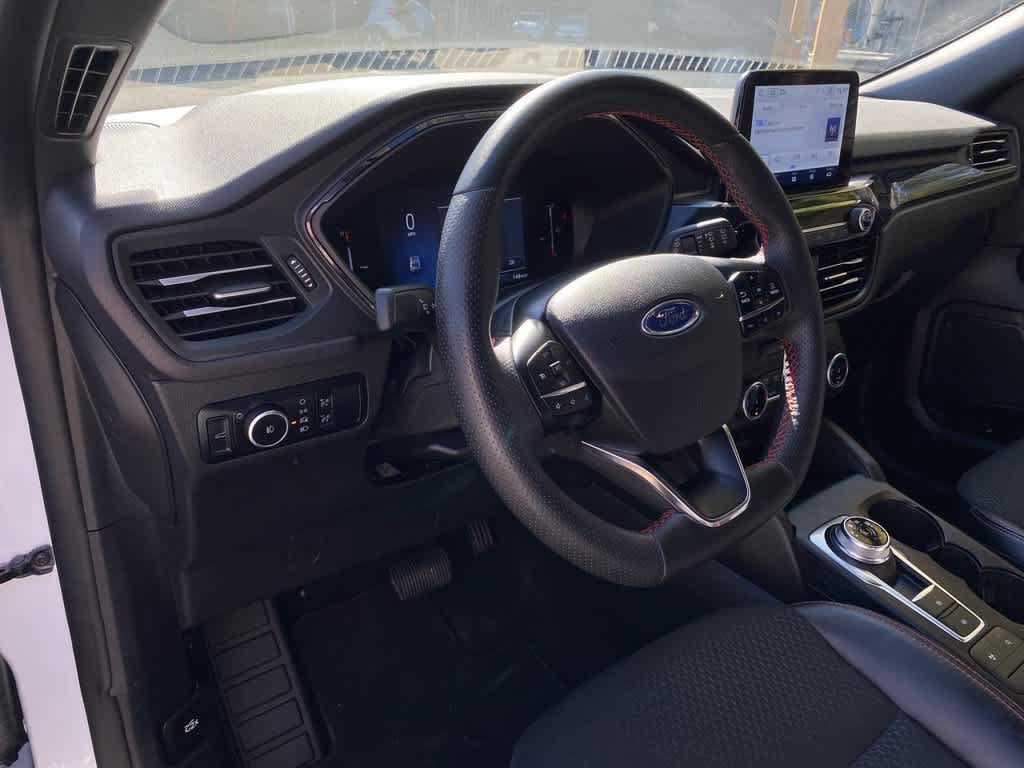Used 2025 Ford Escape ST-Line Select AWD/4WD image 2