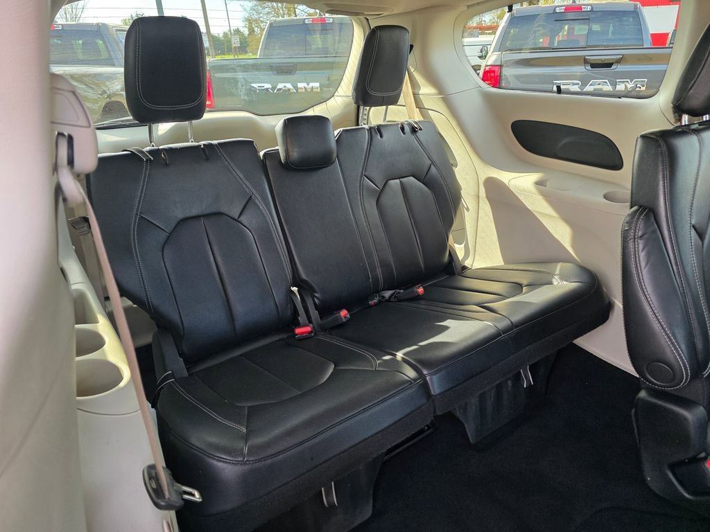 Used 2022 Chrysler Pacifica Touring-L image 24