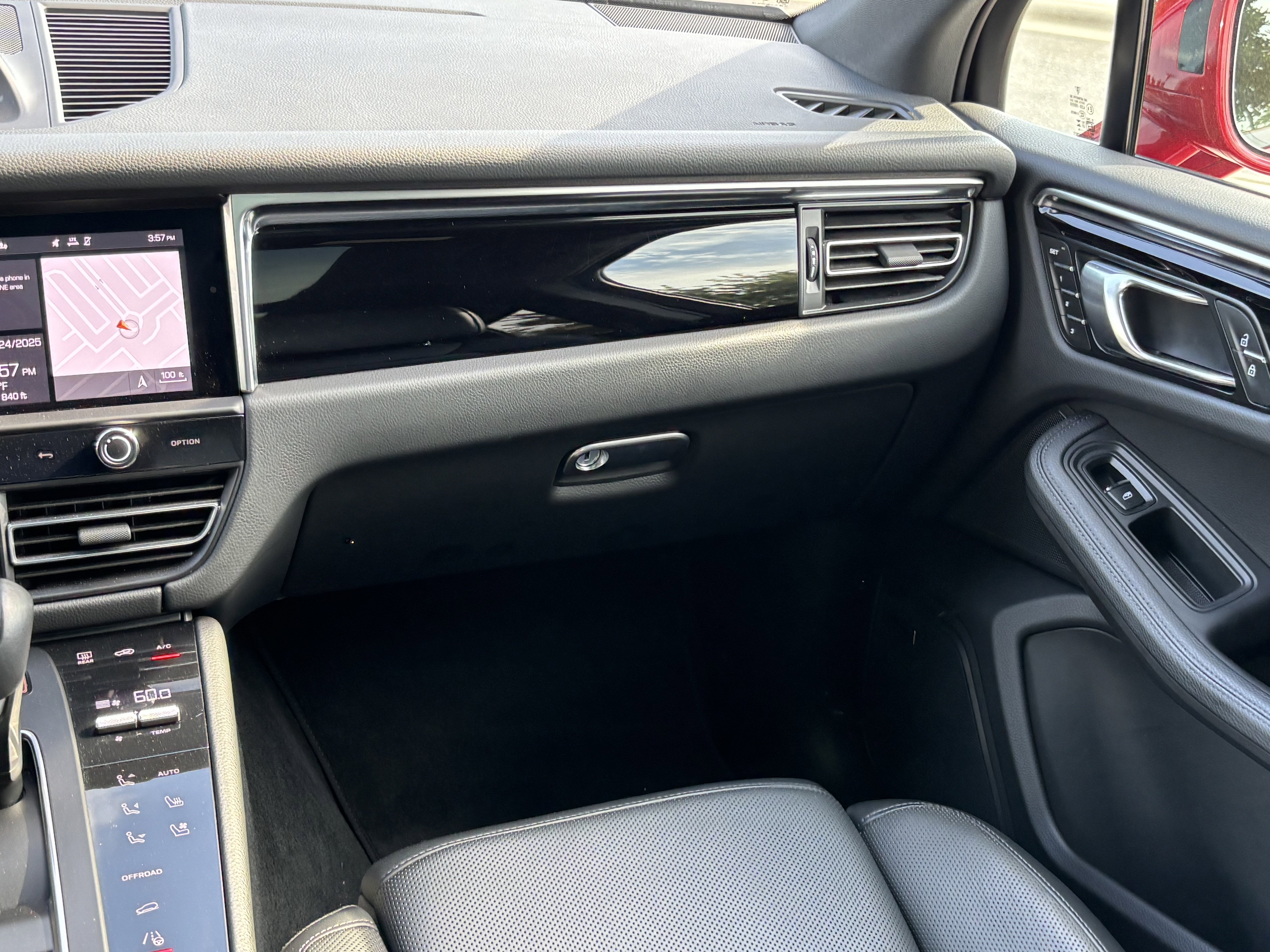 Used 2024 Porsche Macan image 17