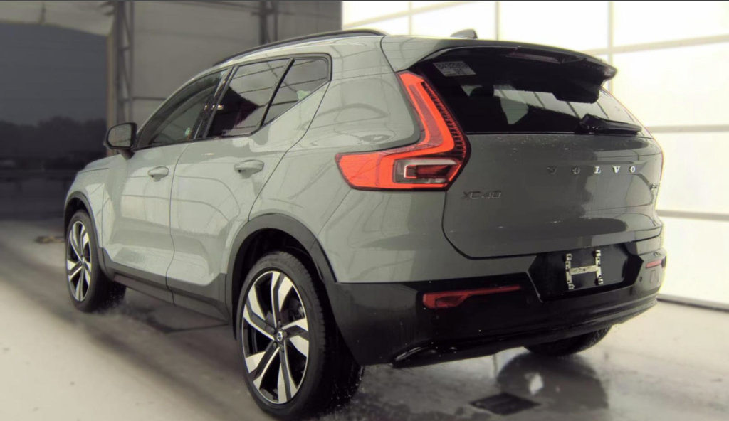 Used 2024 Volvo XC40 B5 Plus w/ Protection Package Premier AWD/4WD image 8