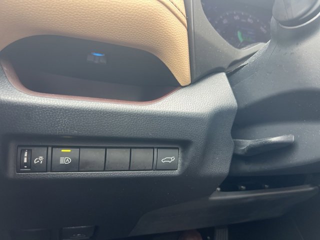 Used 2020 Toyota RAV4 Limited image 23