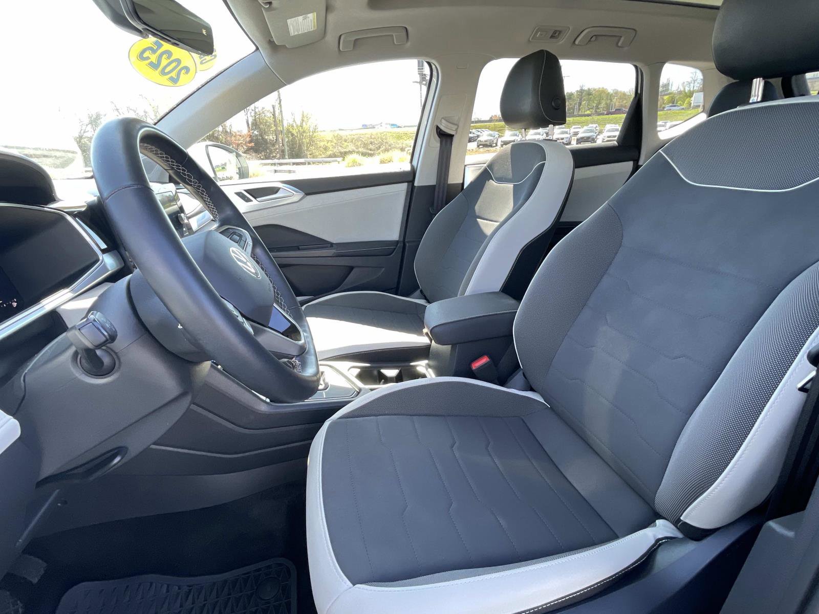 Certified 2025 Volkswagen Taos SE w/ Panoramic Sunroof Package FWD image 18