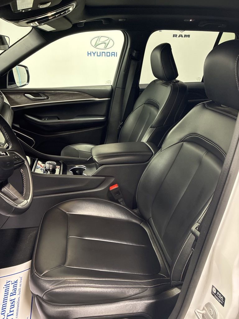 Used 2025 Jeep Grand Cherokee Limited image 10