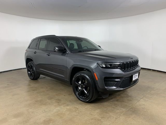 Used 2023 Jeep Grand Cherokee Altitude image 5