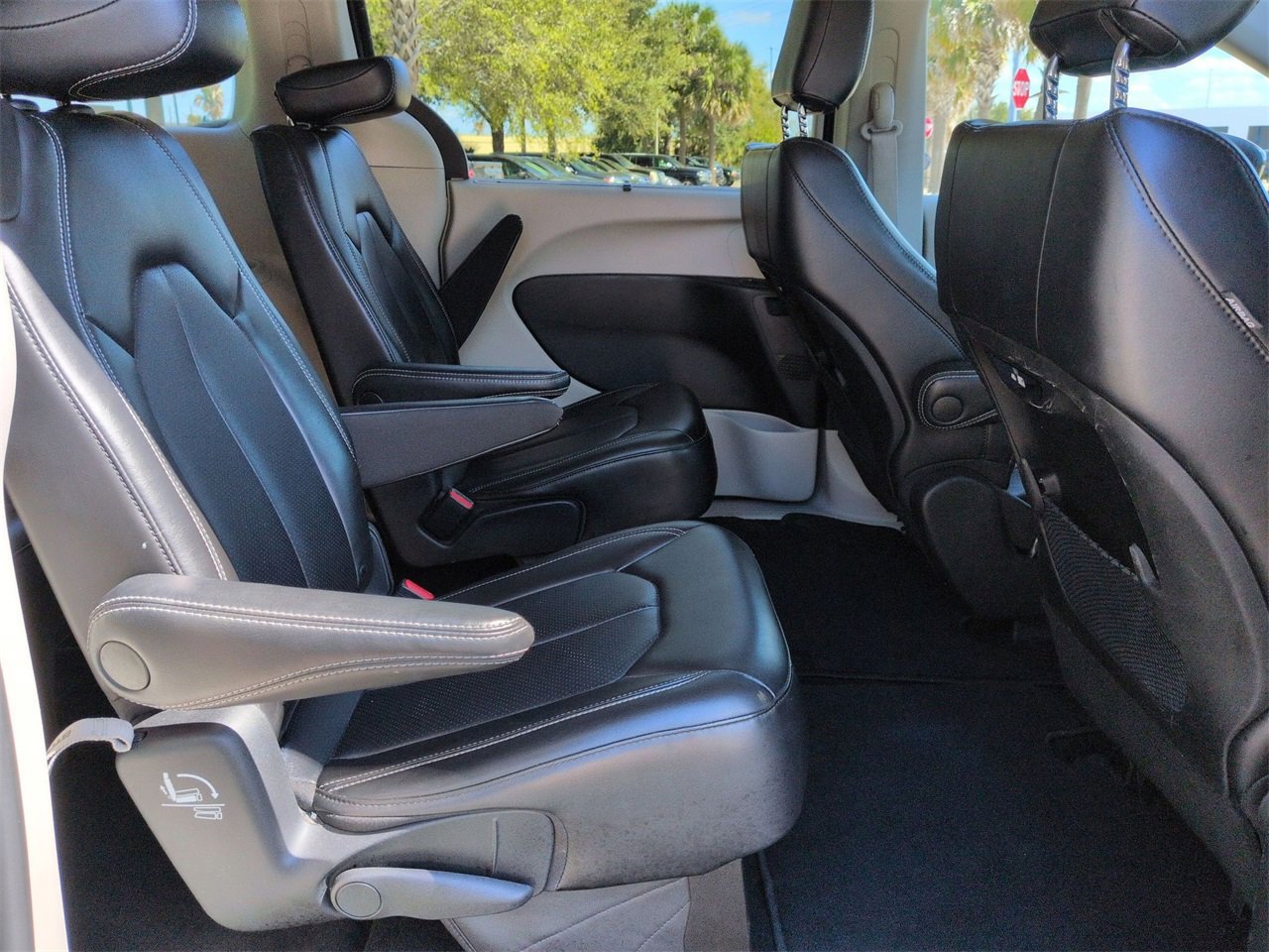 Used 2023 Chrysler Pacifica Touring-L image 24