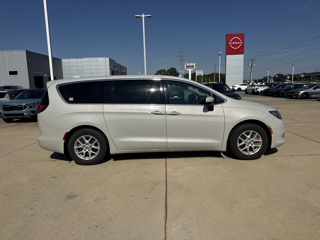 Used 2017 Chrysler Pacifica Touring image 14