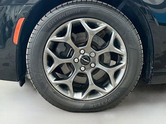 Used 2017 Chrysler 300 S image 33