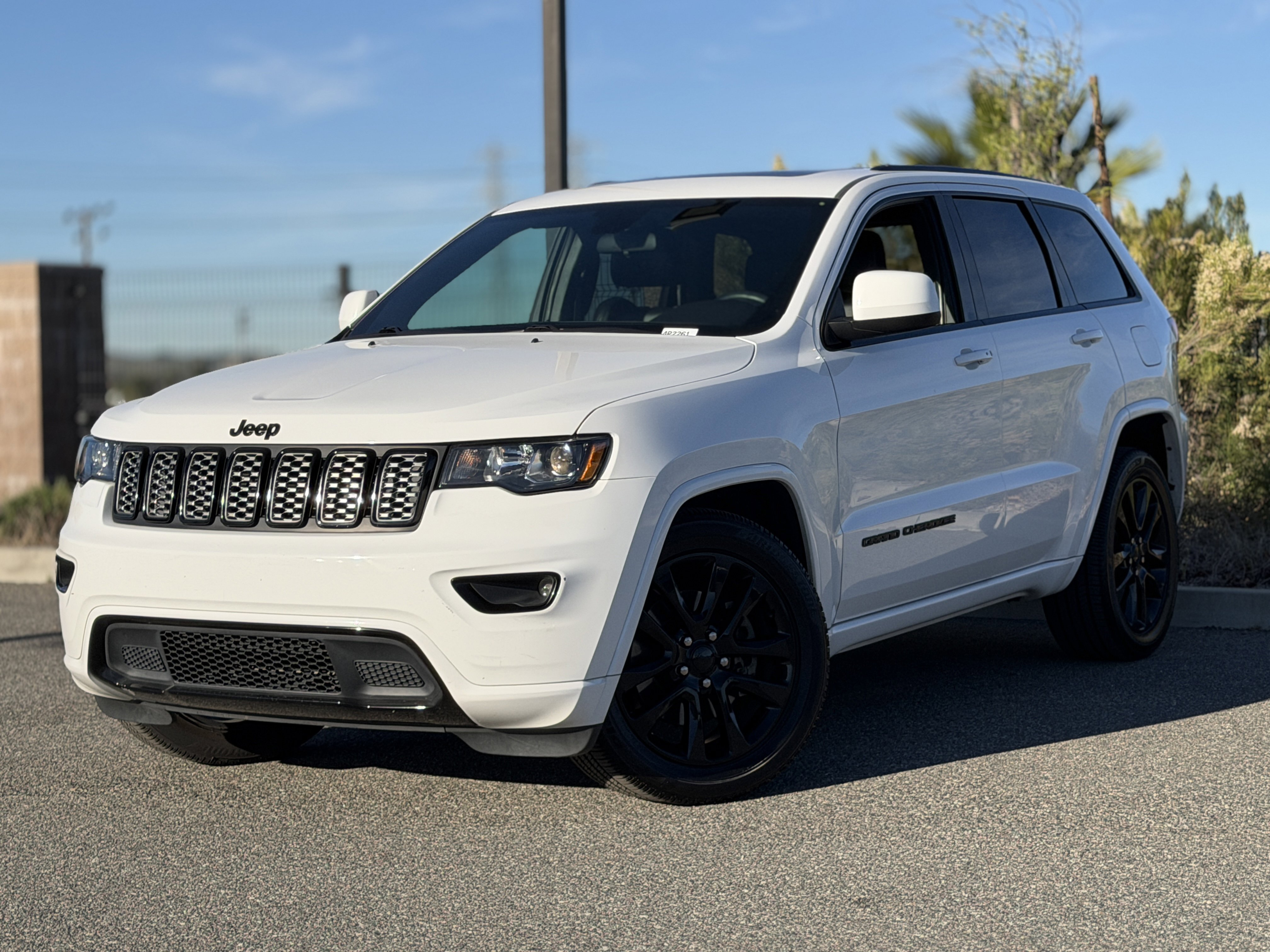 Used 2021 Jeep Grand Cherokee Laredo X image 2
