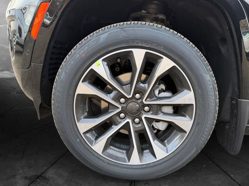 New 2025 Jeep Grand Cherokee Overland w/ Luxury Tech Group IV AWD/4WD image 14