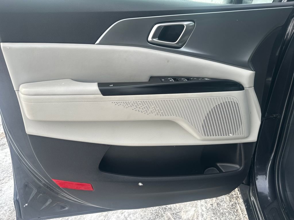 Used 2023 Kia Carnival LX image 10