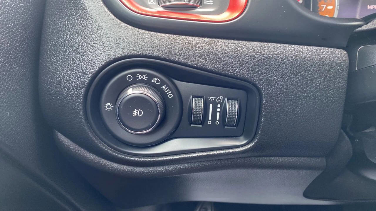 Used 2018 Jeep Renegade Trailhawk w/ Cold Weather Group II image 17