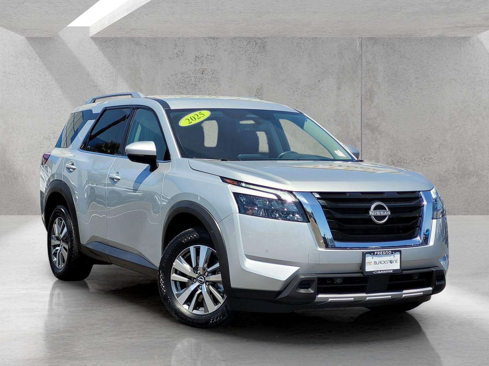 Used 2025 Nissan Pathfinder SL AWD/4WD image 2