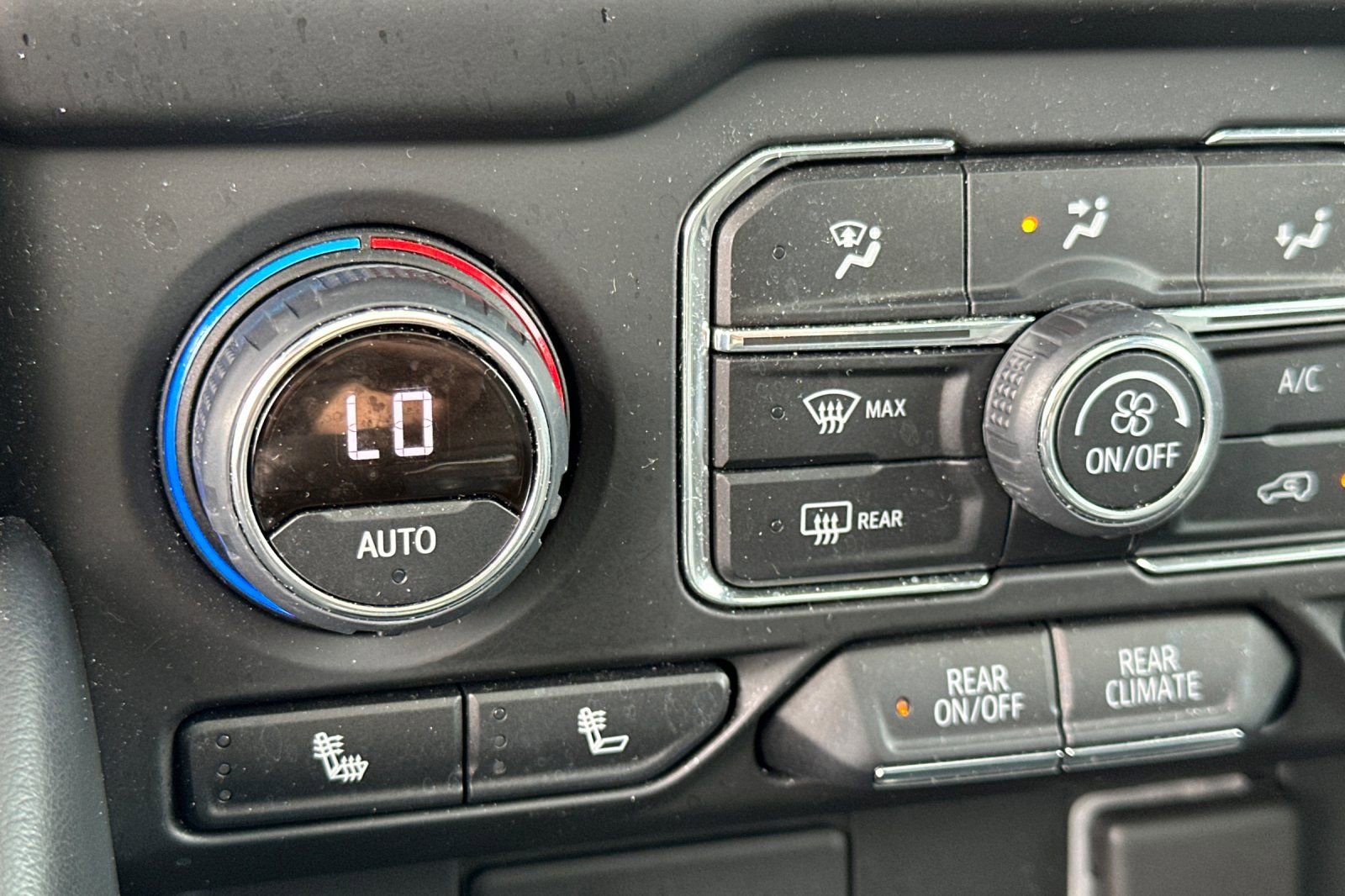 Used 2022 Chevrolet Tahoe Z71 w/ Z71 Off-Road Package AWD/4WD image 29