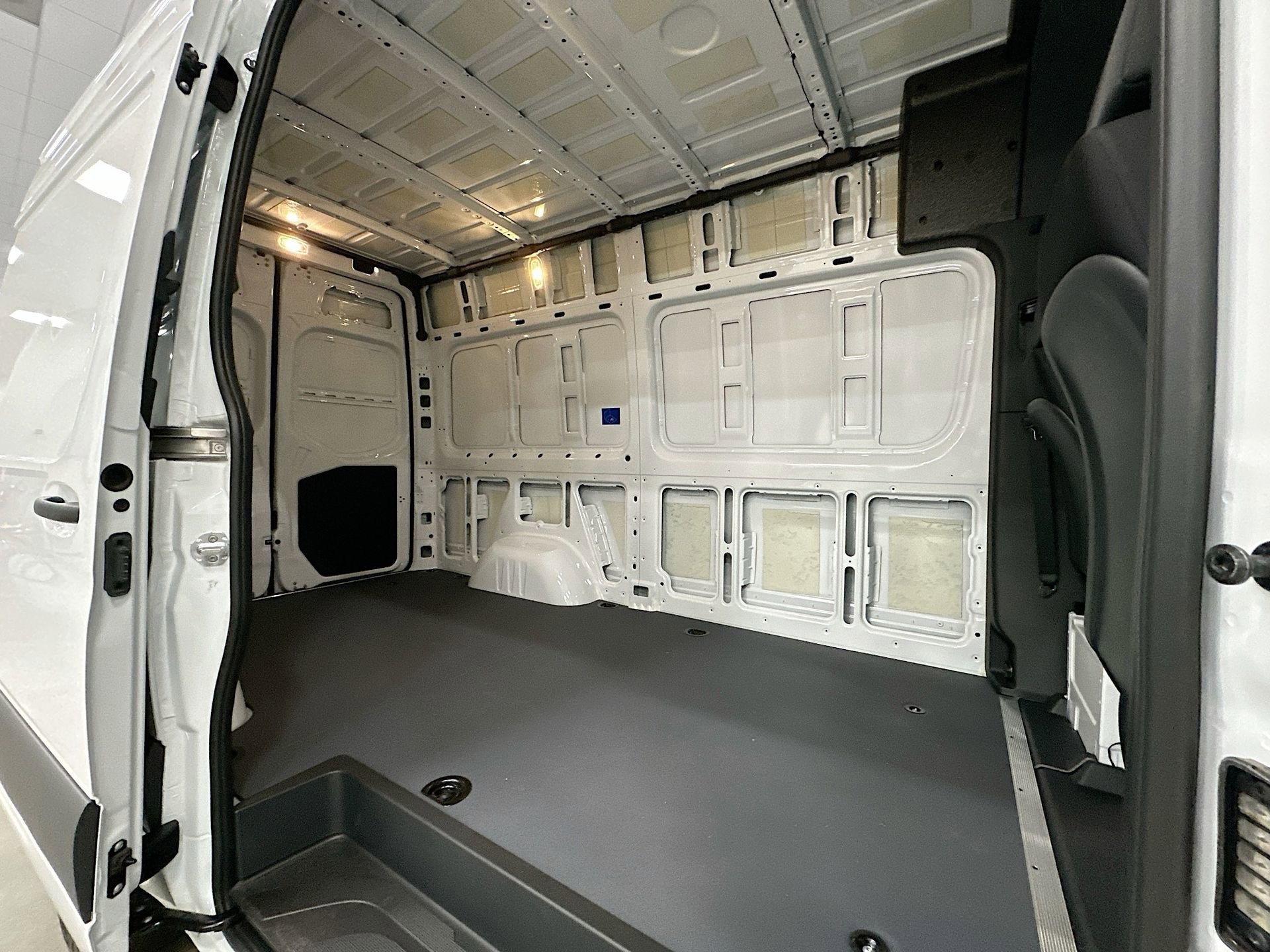 Used 2025 Mercedes-Benz Sprinter 2500 image 27