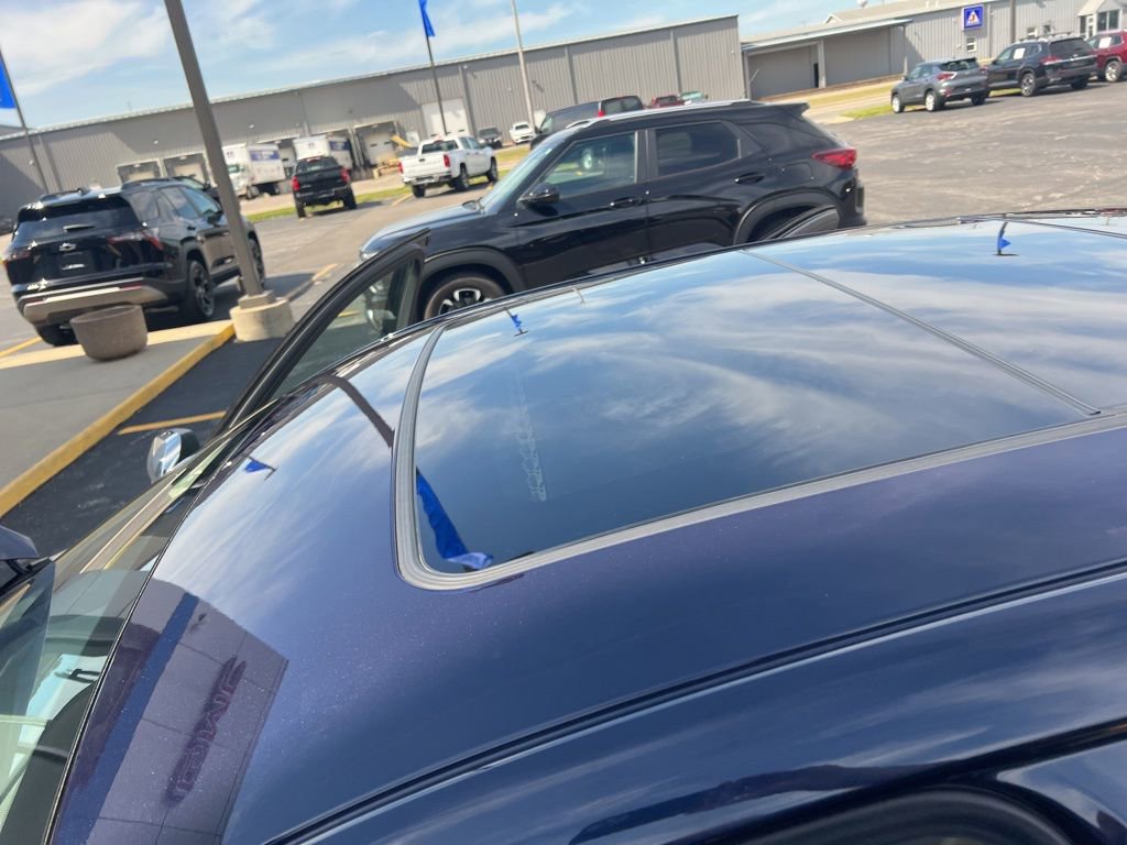Used 2017 Chevrolet Impala Premier w/ Enhanced Convenience Package FWD image 2