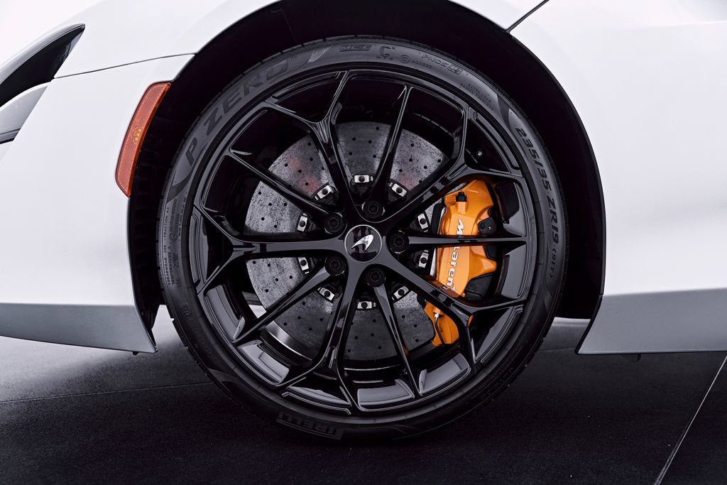 Used 2023 McLaren Artura RWD image 3