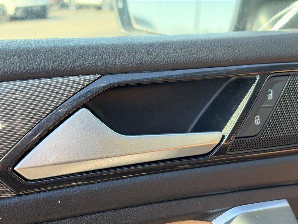 Used 2024 Volkswagen Tiguan SE w/ Panoramic Sunroof Package image 20