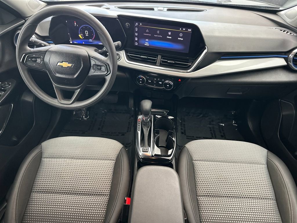 Used 2025 Chevrolet Trax LT FWD image 12