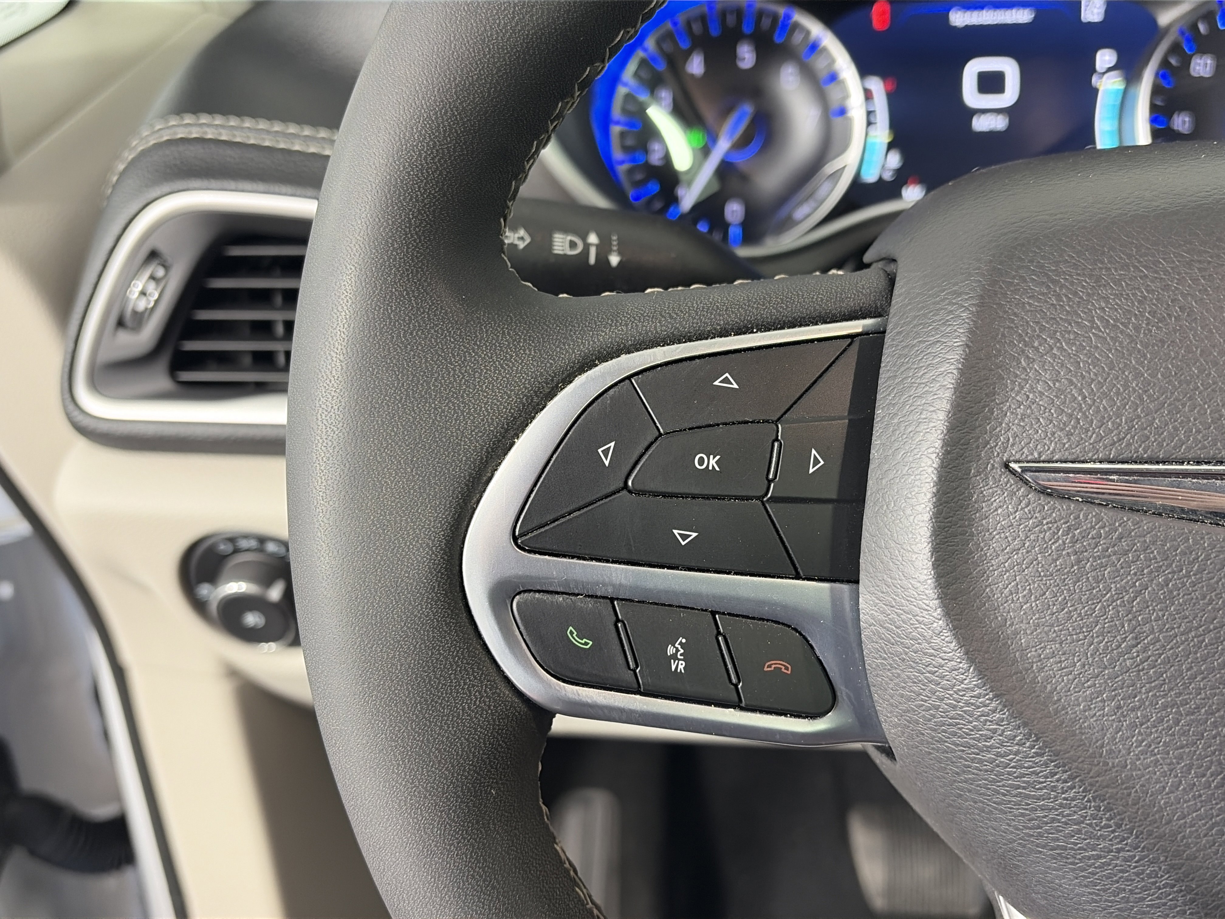 Used 2024 Chrysler Pacifica Touring-L image 27