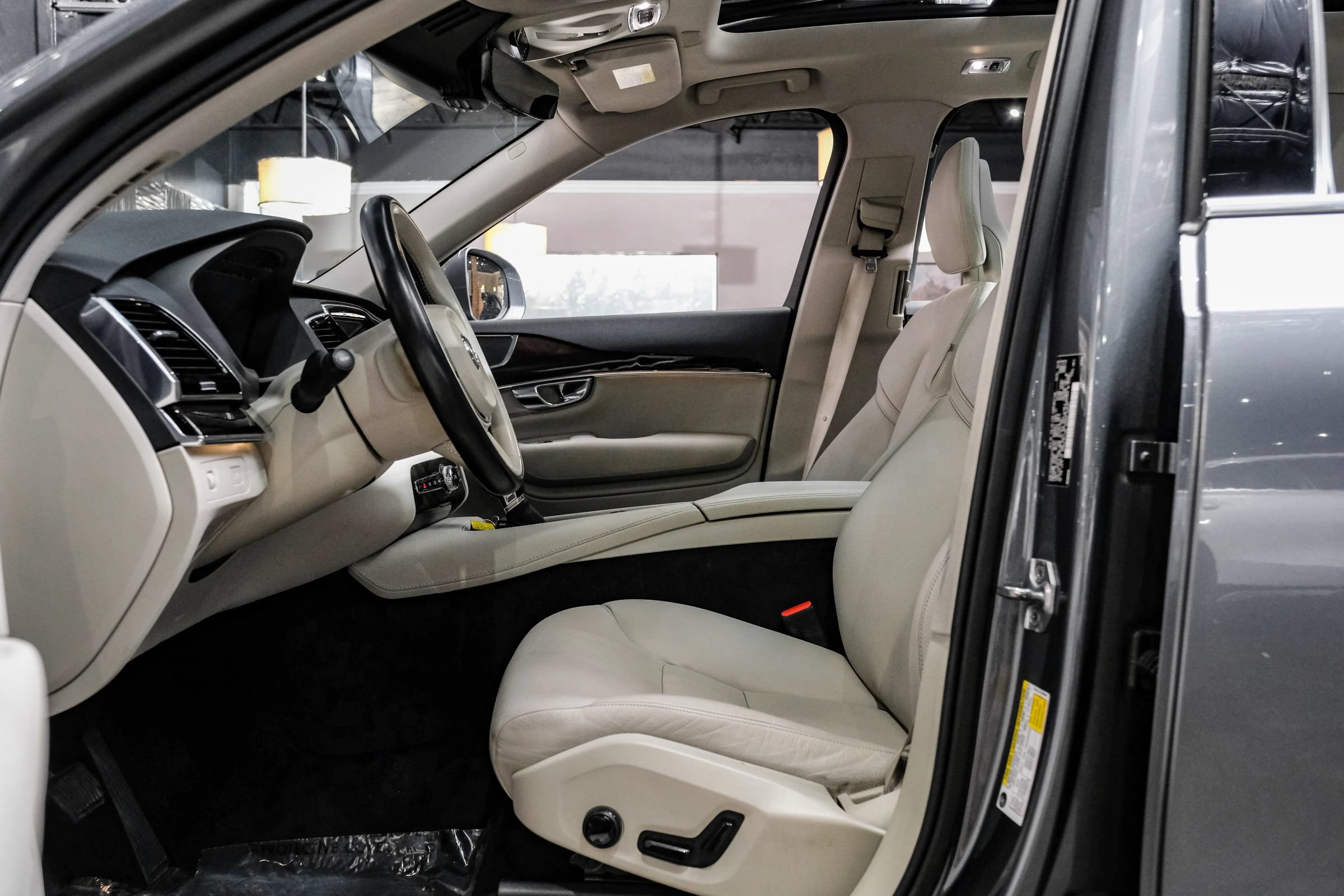 Used 2017 Volvo XC90 T6 Momentum w/ Convenience Package AWD/4WD image 5